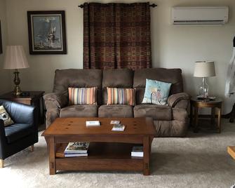 Lake Michigan and Pentwater Fun - Pentwater - Living room