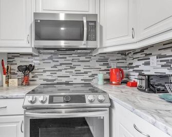 Modern 1 Bedroom + Den in Cambridge - Cambridge - Küche