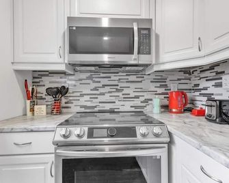 Modern 1 Bedroom + Den in Cambridge - Cambridge - Keuken