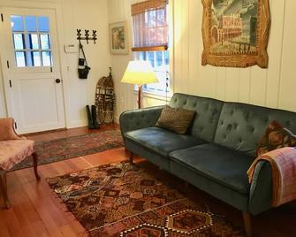 Hurricane Hill-a farm cottage near Providence - Cranston - Living room