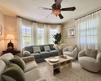 Big New England Family Home; walk to beach, shops - Rockport - Olohuone