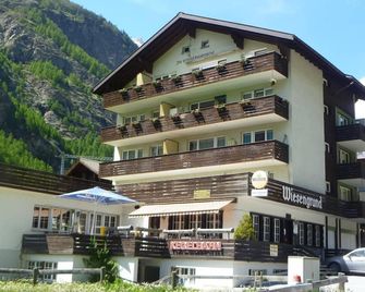 Flat with private terrace - Taesch - Gebäude