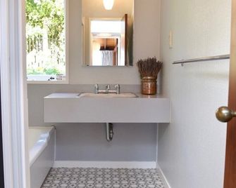 Anchor in Akaroa - Akaroa Holiday Home - Akaroa - Bathroom