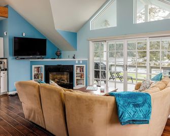 Bayside! - Spectacular views of the marina; Walk to Rosario Resort for dinner! - Eastsound - Living room