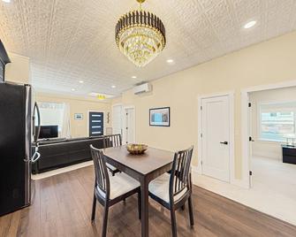 Historic, fully remodeled dog-friendly home with a full kitchen, washer/dryer - Rutland - Dining room