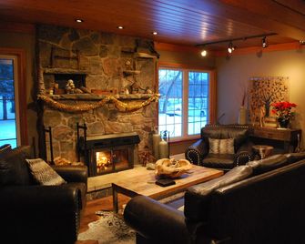 Trillium Resort & Spa - Port Sydney - Living room