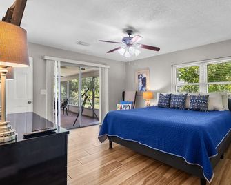 Quiet Neighborhood on a Canal with Boat Dock, Sea Wall and Lanai! And Kayaks - Punta Gorda - Bedroom
