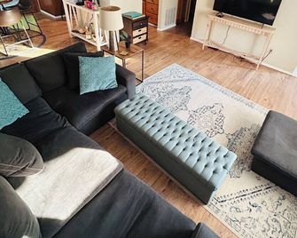 Pet-friendly home next to Oakmont & Veltre's + a few miles to Pittsburgh events! - New Kensington - Living room