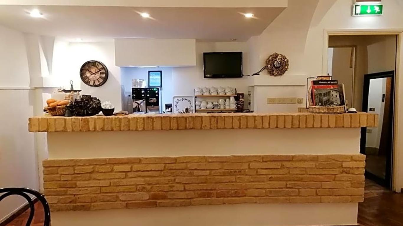 勞裡酒店