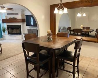 1 minute from I-10 - Scott - Dining room