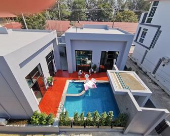 Lay Sea and Beach Hotel - Ban Hat Chao Samran Nai - Piscina