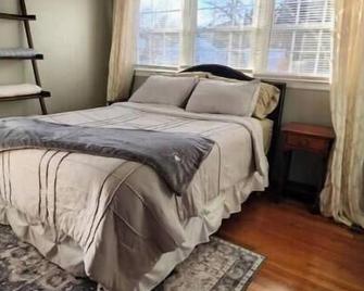 Paws & Play - Spacious Fenced Yard. Pet Friendly property in Berea, Kentucky - Berea - Bedroom