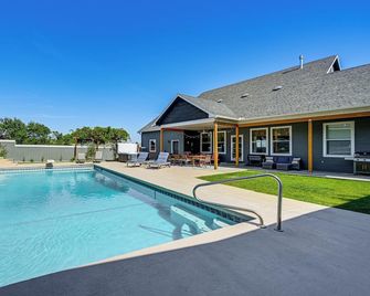 Hot Tub & Seasonal Pool: Remarkable Yakima Getaway - Yakima - Zwembad