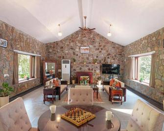 Ama Stays & Trails Isley, Dhauj Haryana - Faridabad - Living room
