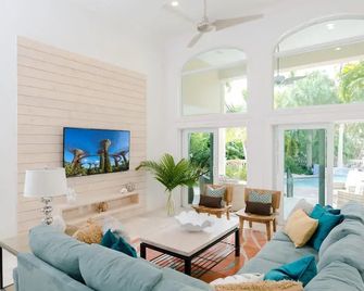 Key Colony Beach with Private Dock & Pool! - Key Colony Beach - Sala de estar