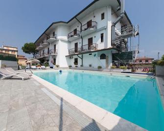 Hotel International - Sirmione - Pool