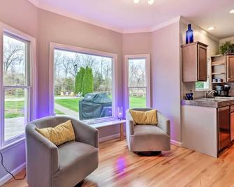 Calm Columbia Haven: Outdoor Pool, Hot Tub! - Delaware Water Gap - Living room