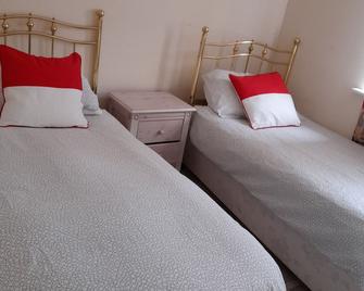 Lovely 2 bedroom home with great transport link to Central London - London - Bedroom