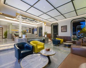 Nost algia Hotel Near Beijing Panjiayuan Antique Market- Beijing Happy Valley, CBD, China Zun and Sanlitun, Tian'anmen Square, Free ice cream, mineral water, coffee, snacks and laundry service, Free gymnastic, English communication well - Beijing - Lobby