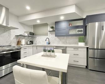 New Private Entrance Bright Boutique 1 Bedroom Designer Suite - Toronto - Cuisine