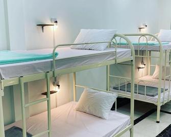 Guesthouse Sagami Cambodia - Hostel - Phnom Penh - Bedroom