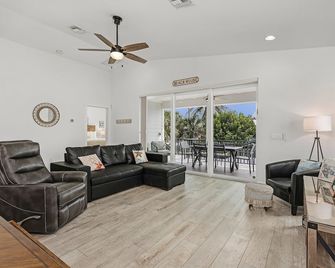 Beachcomber Life - 100 Gulf Beach Rd home - Fort Myers Beach - Huiskamer