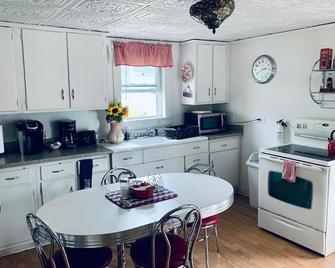 5br 1 Ba Cottage In The Heart Of St. Ignace - Saint Ignace - Kitchen