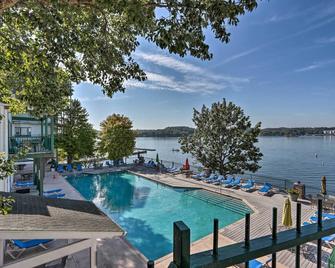 Pool Access and Boat Slip Lake Ozark Condo! - Lake Ozark - Pool