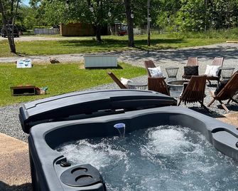 Carters Cottage Hot Tub, Fire Pit, Cozy - Nellysford
