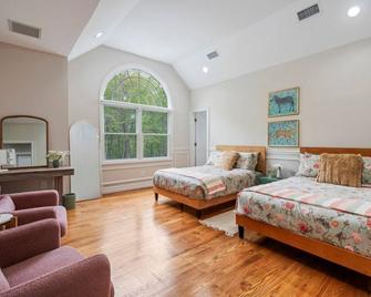 The President Mansion Luxurious Family Retreat - 1.5 Miles to Beach - Bay Shore - Bedroom