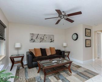 Popular 1 bedroom 1 bathroom apartment just minutes away! - 勞德代爾堡 - 客廳