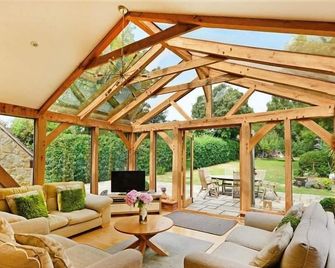 Fossil Barn - Weymouth - Living room