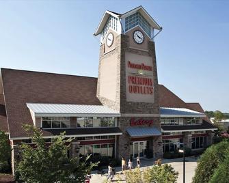 Modern! Professionally Cleaned, Self Check In - Sleeps 10 - Kenosha - Building