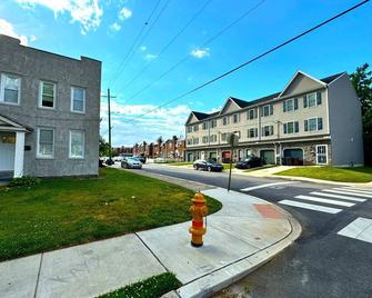 Modern Cozy walk up with King Bed - Wilmington - Building