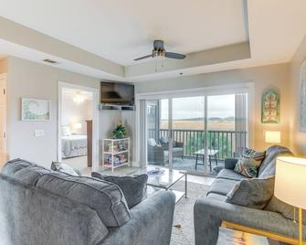 Darien Condo with Boat Dock Access Walk to Downtown - Darien - Living room