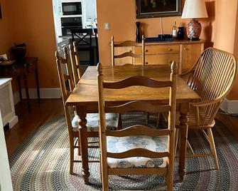 Southport Charm! Steps away from town! - Fairfield - Dining room