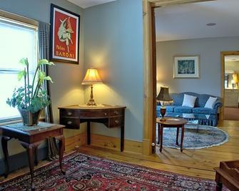 Emilyville Inn - Campbellford - Living room