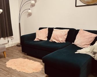 3 Bed House - Sleeps 5 - Parking - Garden - Wifi - Blackburn