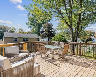 #26 Beautifully Renovated 2 Br Home - Plainville - Balcony