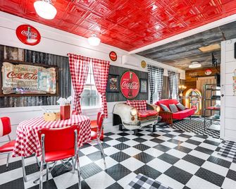 Fifties Diner-Style Llano Home with Shared Fire Pit - Llano