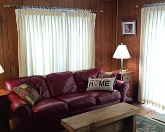 Cannon Mountain /Mittersill Ski Village - As Close To The Slope As You Can Get! - Franconia - Living room
