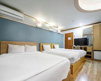 Tourist Hotel Jeonju - Jeonju - Soverom