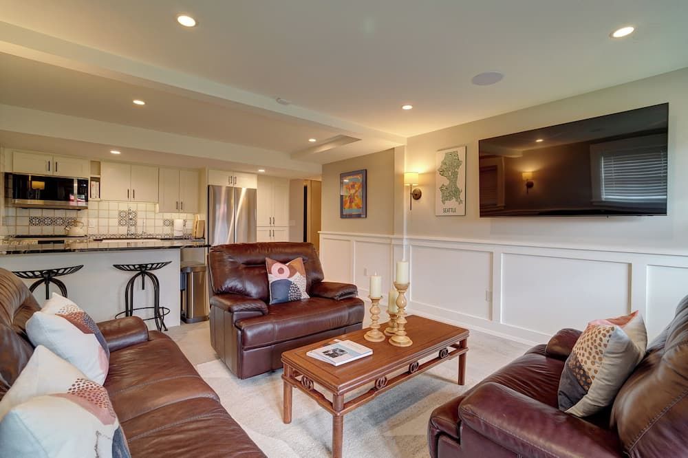 A bright and cozy Bryant apartment: 2-bedroom, dog-friendly, with private yard. - סיאטל - סלון