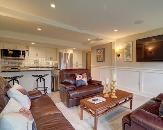 A bright and cozy Bryant apartment: 2-bedroom, dog-friendly, with private yard. - Seattle - Salon
