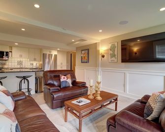 A bright and cozy Bryant apartment: 2-bedroom, dog-friendly, with private yard. - סיאטל - סלון