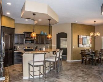 Roulette Retreat by Mesquite Vacation Rentals with Two Primary Suites, Putting Green and 510 in free daily activities - Mesquite - Kitchen