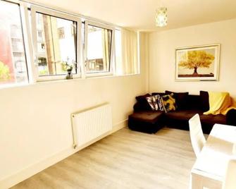 Blue Sapphire - Milton Keynes - Living room