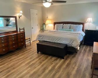 Renovated 1928 bungalow on a former asylum campus - Milledgeville - Bedroom