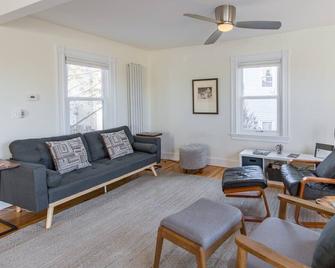 4br2ba House parking A Peaceful Oasis on Munjoy Hill - Портленд - Вітальня