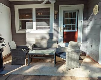 Comfort & Style in One Level - Morrisville - Wohnzimmer